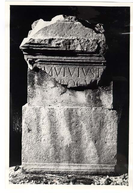 ara/ funeraria, con iscrizione