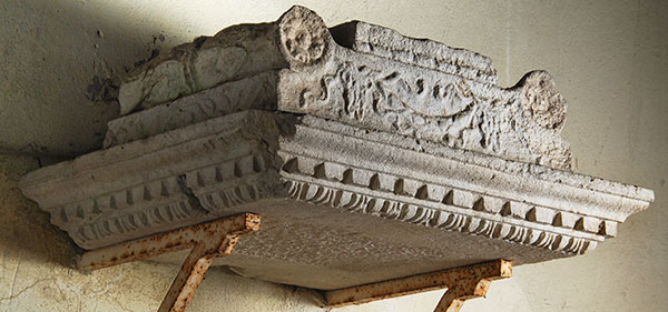 ara/ funeraria, coronamento