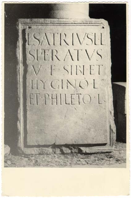 ara/ funeraria, con iscrizione