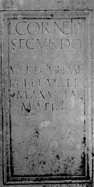 ara/ funeraria, con iscrizione