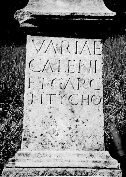 ara/ funeraria, con iscrizione