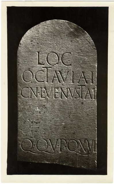cippo/ funerario, con iscrizione