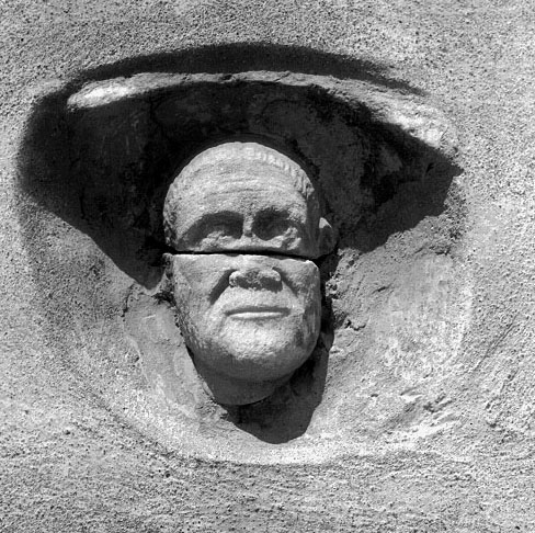 sarcofago/ coperchio a doppio spiovente, con acroteri, frammento