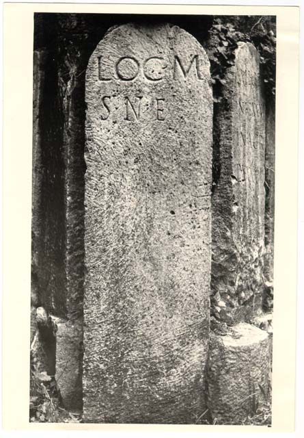 cippo/ funerario, con iscrizione