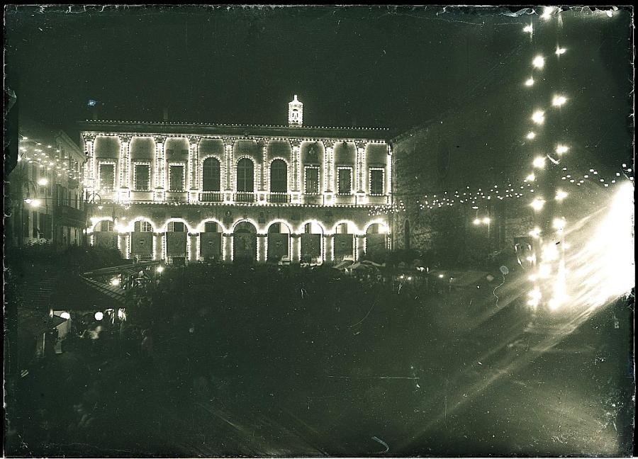 Piazza del Duomo a Cividale del Friuli decorata con luminarie per una festa popolare