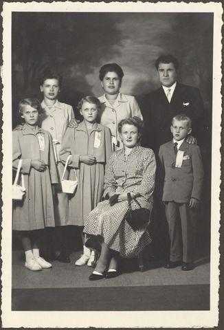 Ritratto in studio di gruppo in occasione di Cresima?