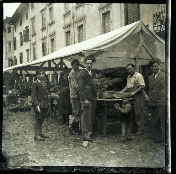 Venditore di cocomeri al mercato in piazza Paolo Diacono a Cividale del Friuli