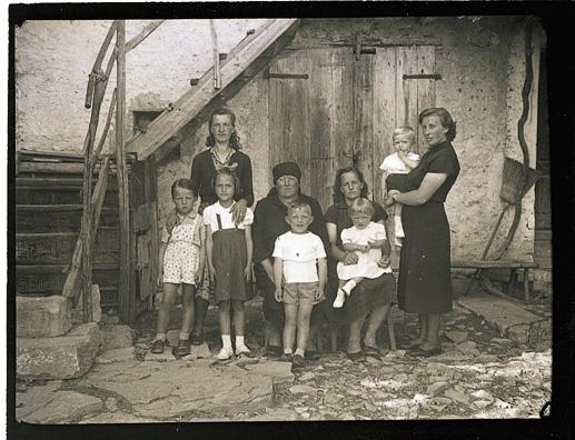 Ritratto di un gruppo di donne e bambini