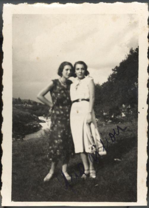 Ritratto di Silvia Aviani e una donna in riva al fiume Natisone