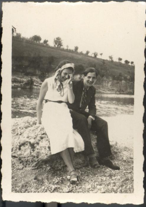 Ritratto di Silvia Aviani e un uomo in riva al fiume Natisone