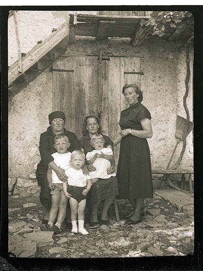 Ritratto di un gruppo di donne e bambini