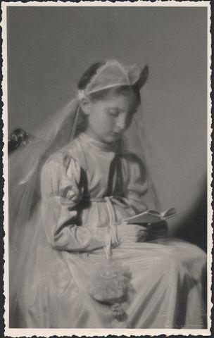 Ritratto in studio di una bambina in abito da Prima Comunione