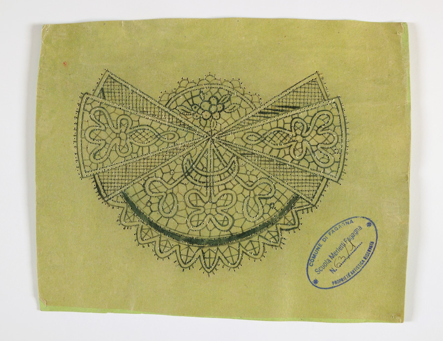 motivi decorativi geometrici e vegetali stilizzati