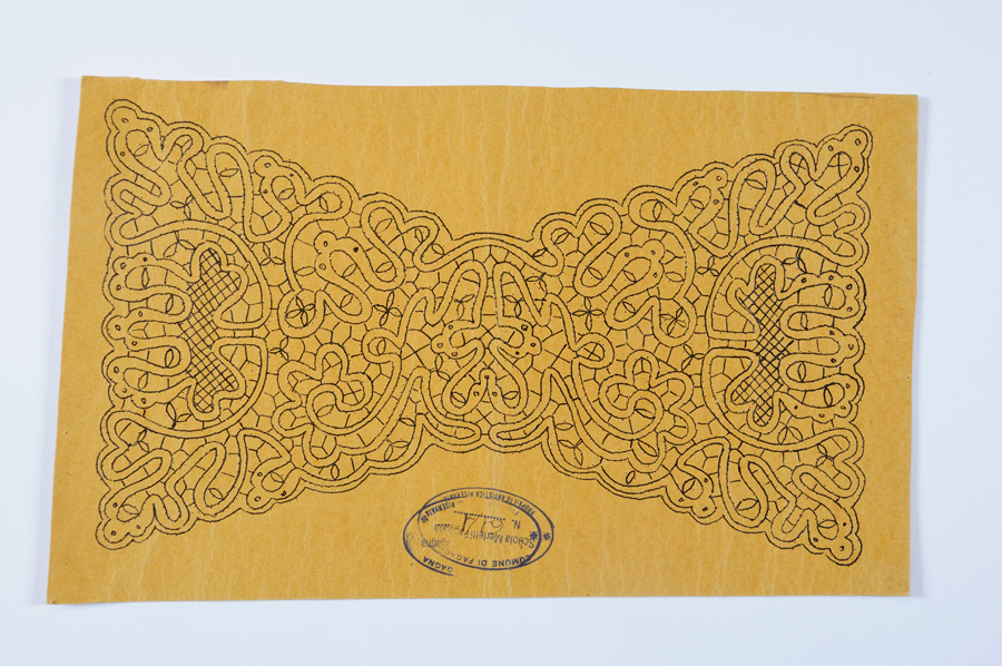 motivi decorativi geometrici e vegetali stilizzati