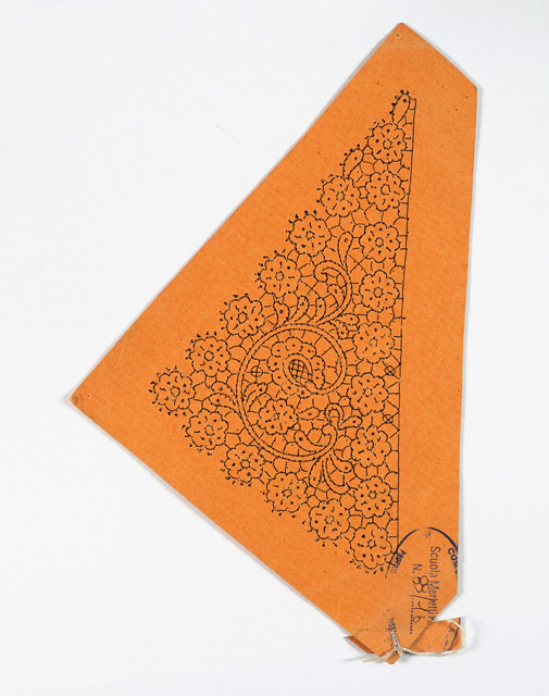 motivi decorativi geometrici e vegetali stilizzati