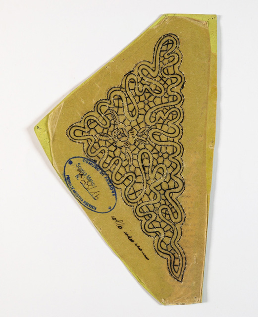 motivi decorativi geometrici e vegetali stilizzati