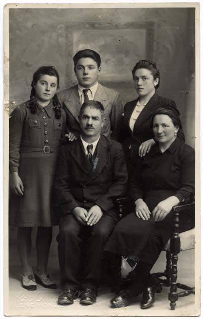 Ritratto di Valentino Menegon con la moglie Matilde Menegon e i figli Midia, Giobatta e Ida