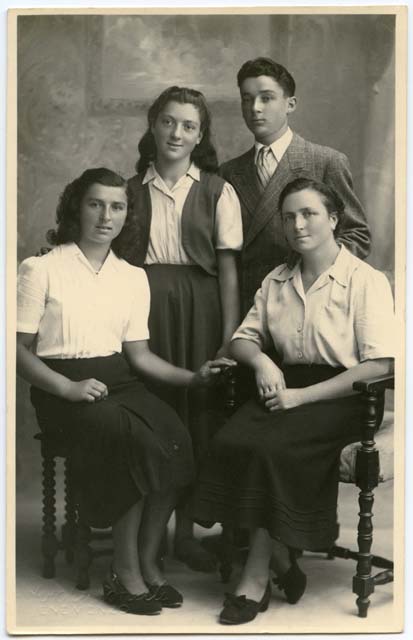 Ritratto di Romana Danelon con i figli Elsa, Vittorio e Enrichetta