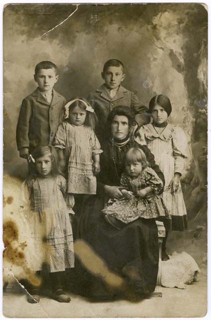 Ritratto di Giuseppina Linda con i figli Leonardo, Giuditta, Angelina, Attilio, Fedelina e Maria Danelon