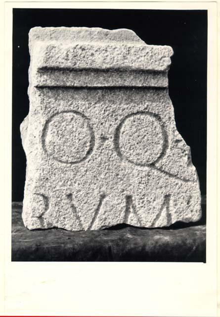 Frammento d'iscrizione sepolcrale in lingua latina di età imperiale