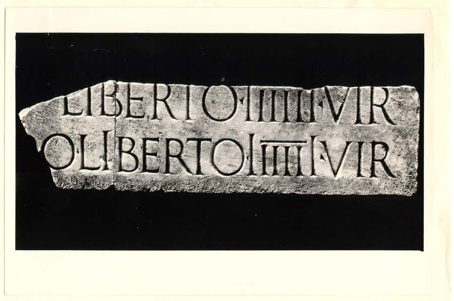 Frammento di tavola con iscrizione in lingua latina di età imperiale