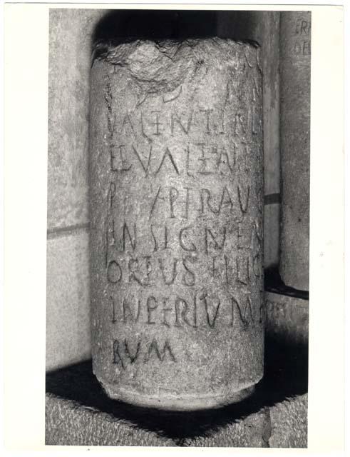 Frammento di colonna miliaria con iscrizione in lingua latina di età imperiale