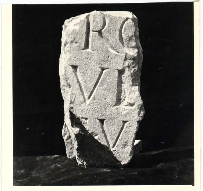Frammento d'iscrizione sepolcrale in lingua latina di età imperiale