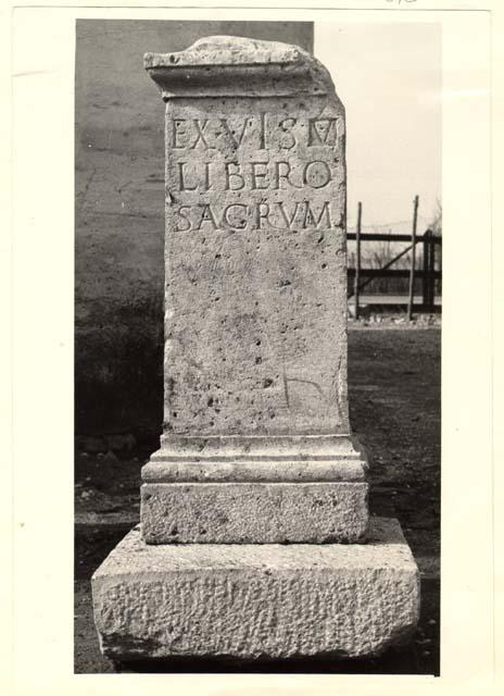 Ara con iscrizione in lingua latina di età imperiale