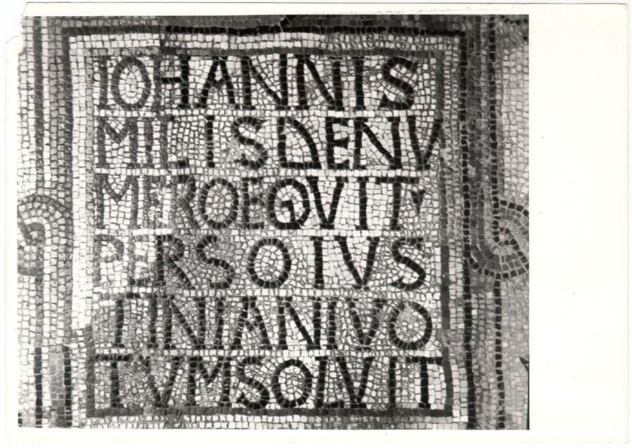 Pavimento in mosaico con iscrizione in lingua latina