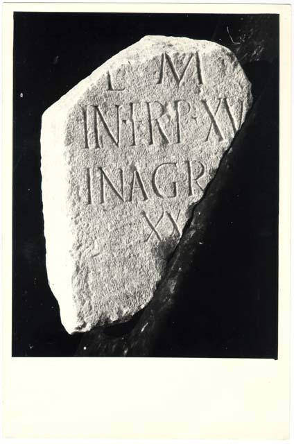 Frammento di cippo con iscrizione in lingua latina di età imperiale