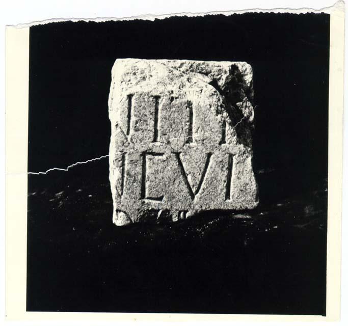 Frammento d'iscrizione sepolcrale in lingua latina di età imperiale