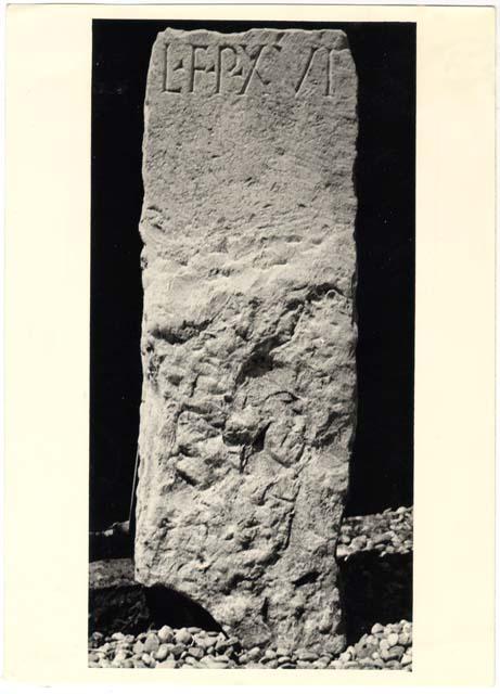Frammento di cippo-base senza nome con iscrizione in lingua latina di etàimperiale