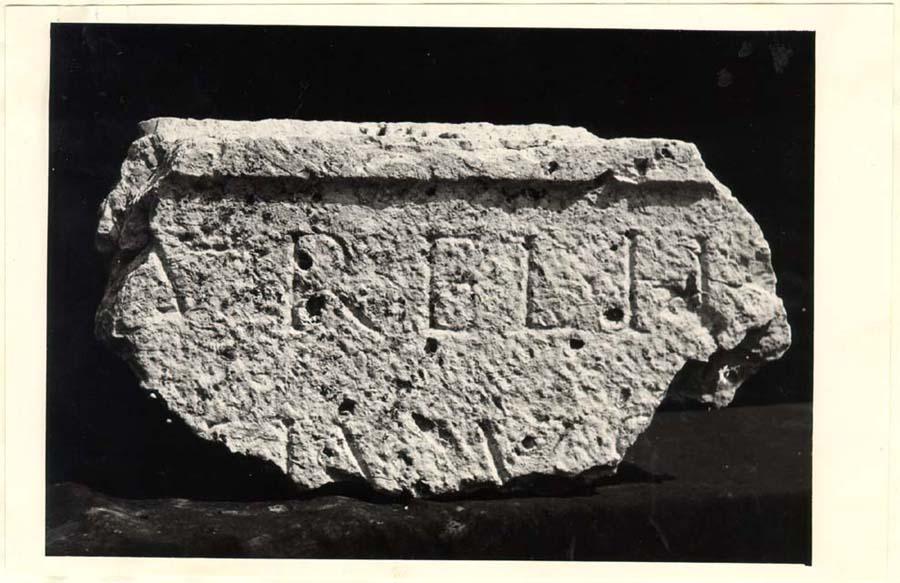 Frammento di sargofago con iscrizione in lingua latina di età imperiale