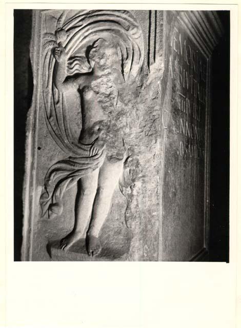 Base con figura di età imperiale
