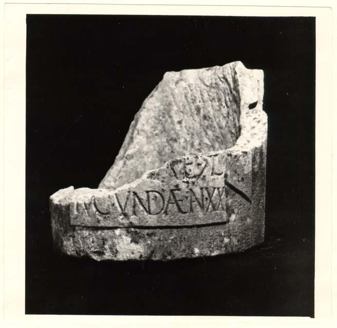 Frammento di ossario con iscrizione in lingua latina di età imperiale