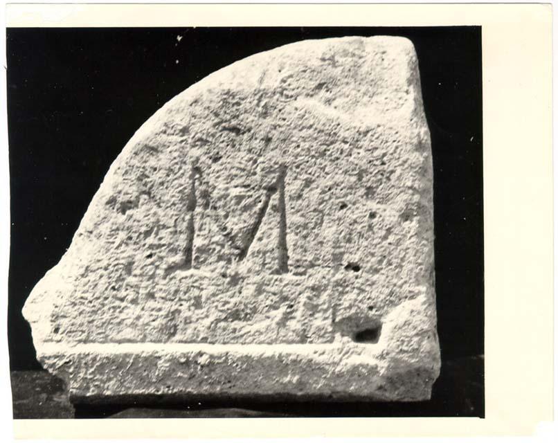 Frammento d'iscrizione sepolcrale in lingua latina di età imperiale