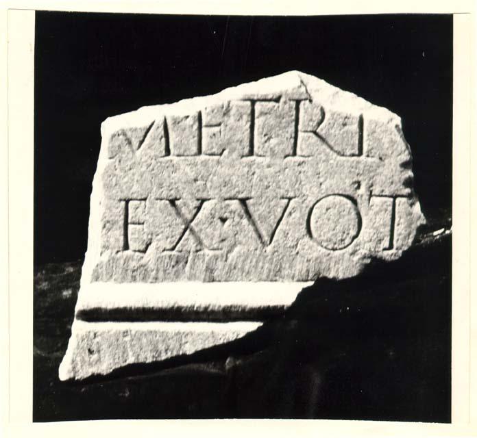 Frammento ara con iscrizione in lingua latina di età imperiale