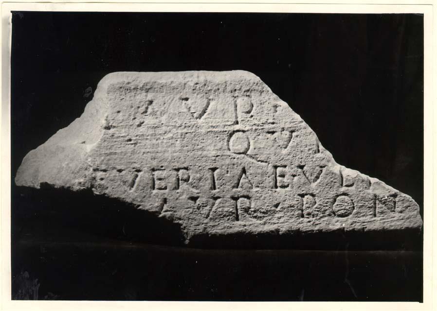 Frammento di stele con iscrizione in lingua latina di età imperiale