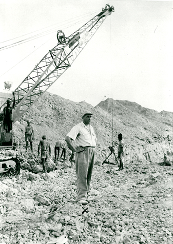 L'impresario Piero Fabricio in un cantiere del Pakistan