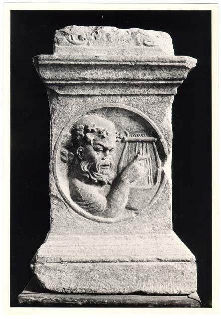 Ara decorata con figura di età imperiale