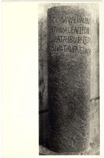 Colonna con iscrizione in lingua latina di età imperiale