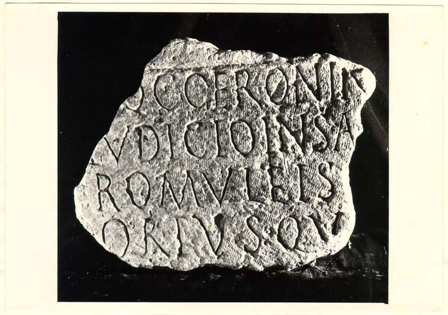 Frammento di sarcofago con iscrizione in lingua latina di età imperiale