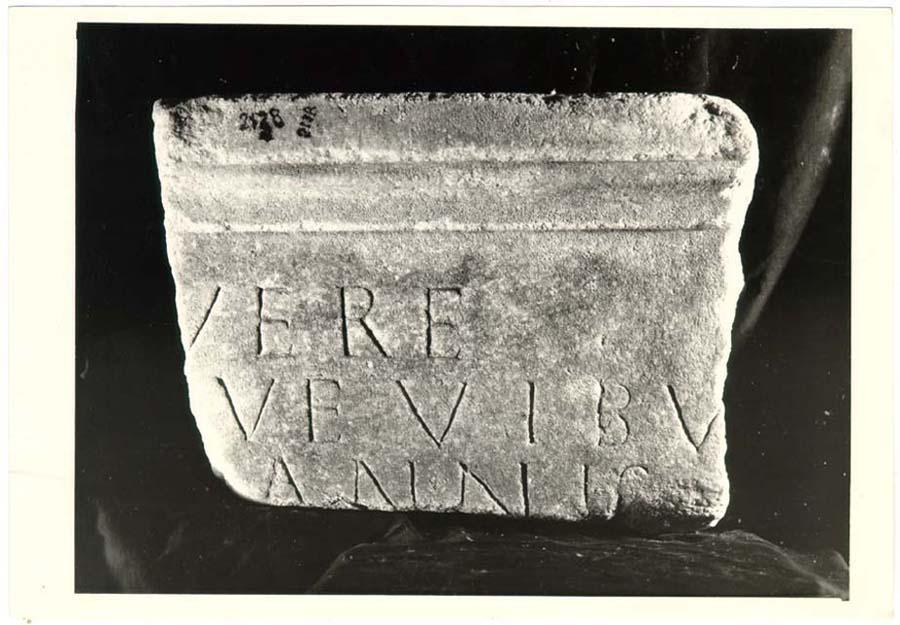 Frammento di sarcofago con iscrizione in lingua latina di età imperiale