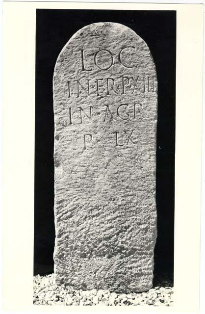 Cippo-base senza nome con iscrizione in lingua latina di età imperiale