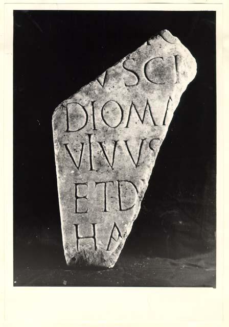Frammento di stele con iscrizione in lingua latina di età imperiale