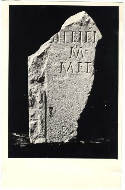 Frammento di stele con iscrizione in lingua latina di età imperiale