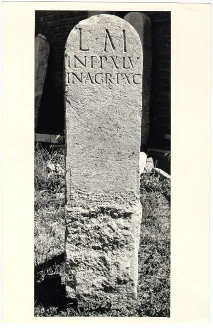 Cippo-base senza nome con iscrizione in lingua latina di età imperiale