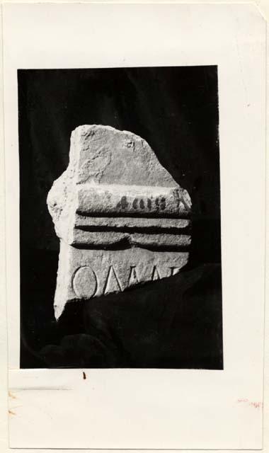 Frammento di altarino con iscrizione in lingua latina di età imperiale