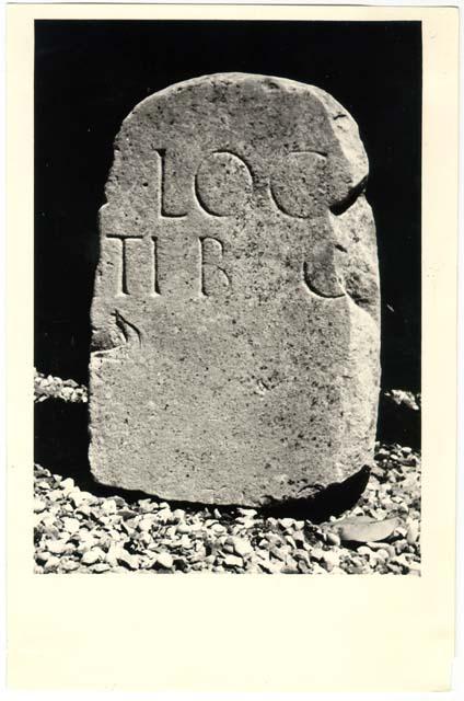 Frammento di cippo terminale con iscrizione in lingua latina di età imperiale