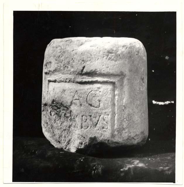 Colonna con iscrizione in lingua latina di età imperiale
